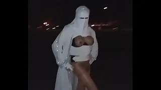 musulmane voilée ouvre sa djellaba dans la rue